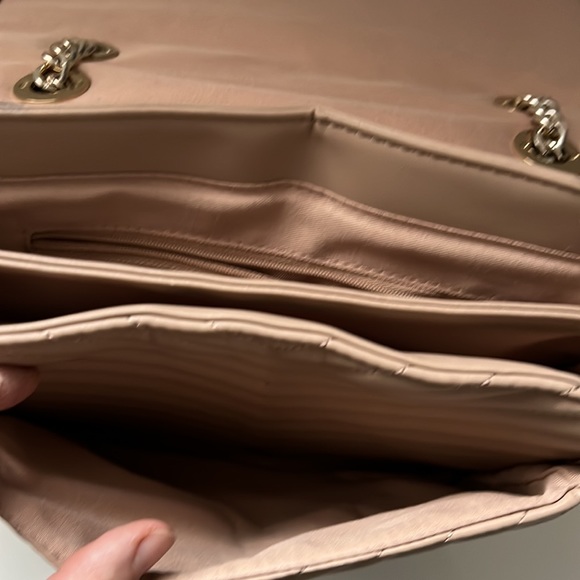 It s guess women bag.used few times .it s very good condition.pet and smoke free - Picture 5 of 6